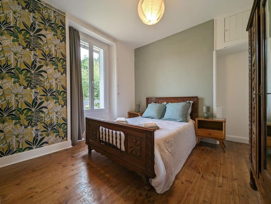 Maison Des Annees 30 - Vic-Sur-Cere - 14 Personnes Extérieur photo