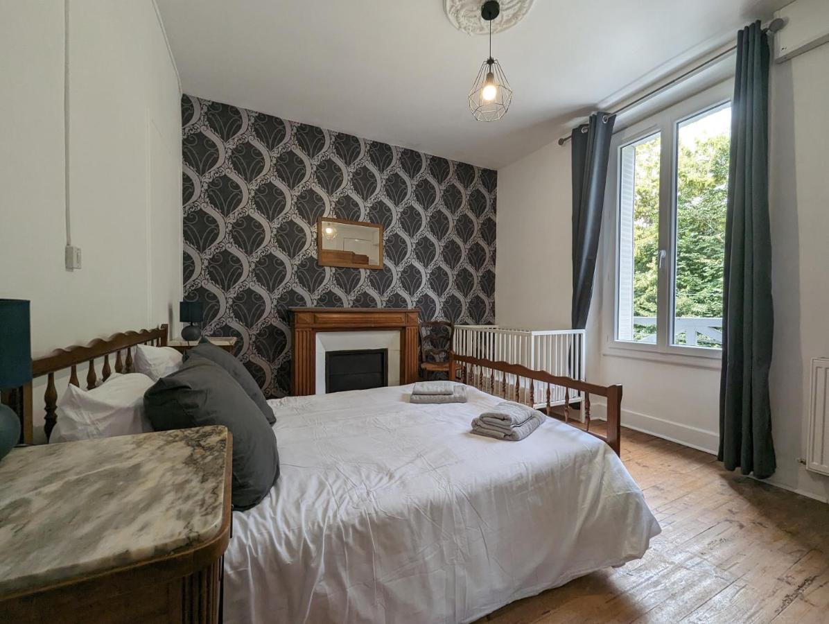 Maison Des Annees 30 - Vic-Sur-Cere - 14 Personnes Extérieur photo